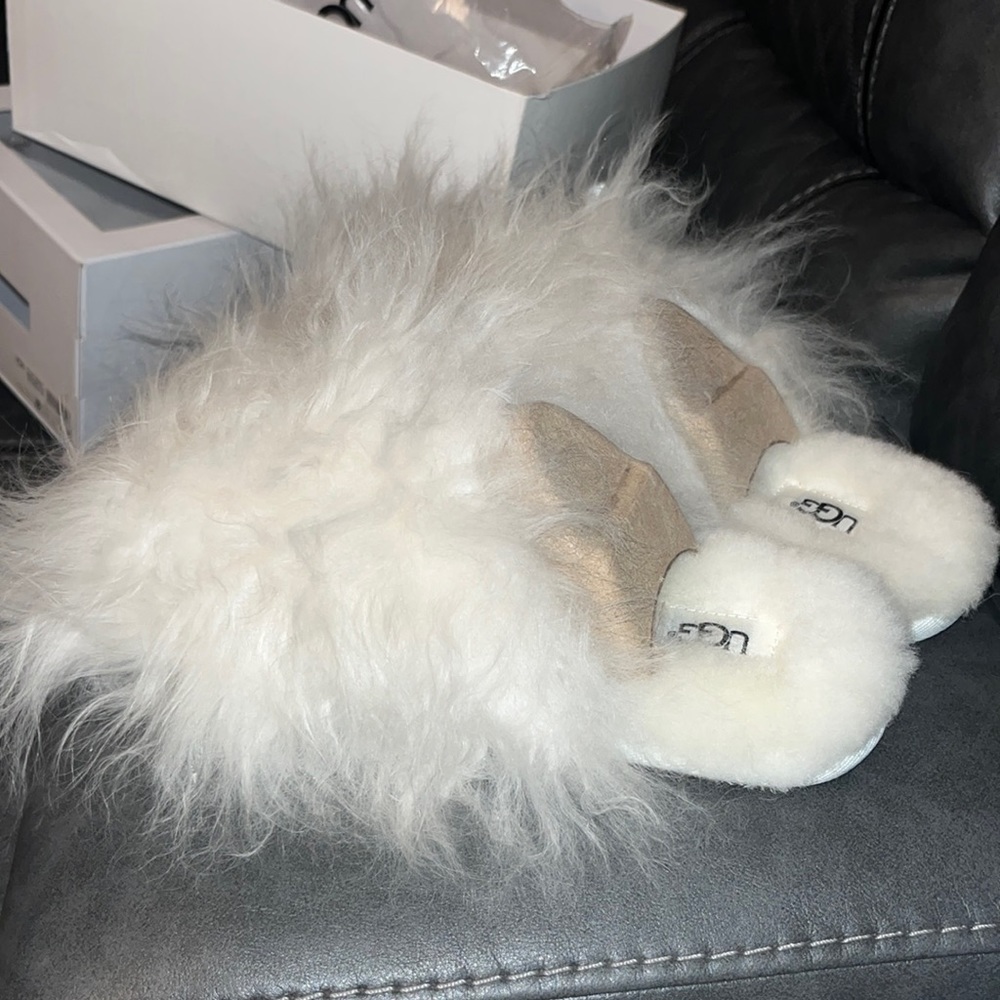 NWT White Fluff Momma Mongolian Clog